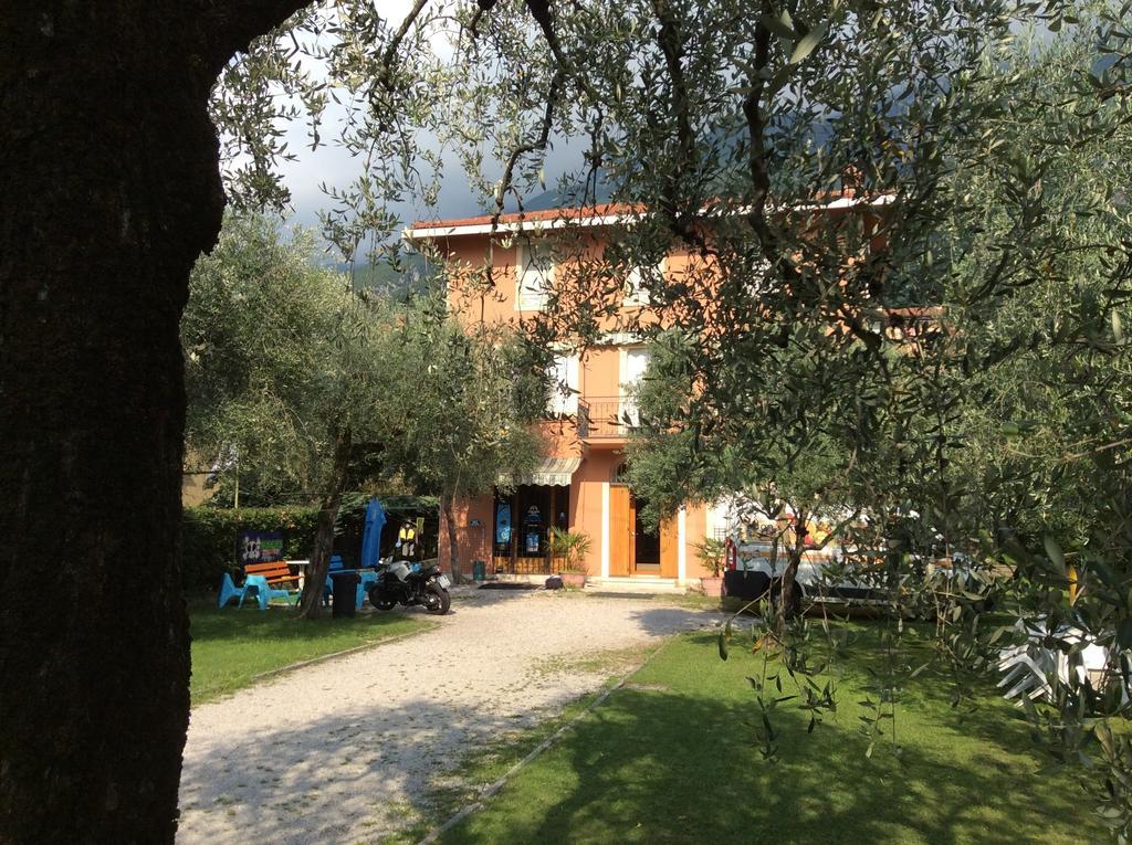 Casa Claudia Apartment Асенца ди Бренцоне Стая снимка